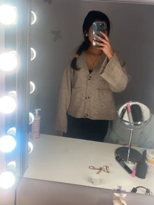 Beige stickad kofta med knappar - Beige stickad kofta från gina, funkar till alla årstider💕