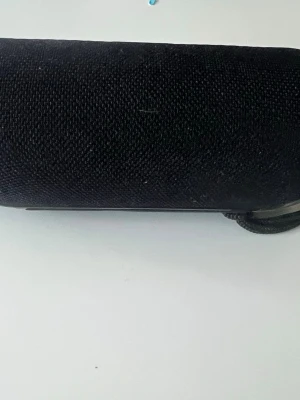 Bluetooth Högtalare - Bärbar Bluetooth-högtalare i svart tyg. Utrustad med USB, microSD och AUX-ingång samt kontrollknappar för volym och ström. Aldrig använt. Kommer inte med någon sladd eller liknande. Lite dammig.