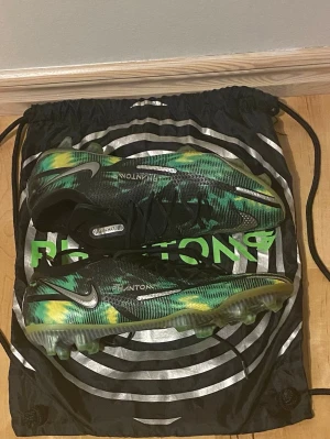 Nike Phantom Elite  - Säljer ett par Nike Phantom Elite i väldigt fint skick! Storlek 43 och nypris runt 3000kr. Mitt pris just nu 799kr!  Påsen följer självklart med! Hör av er vid frågor!