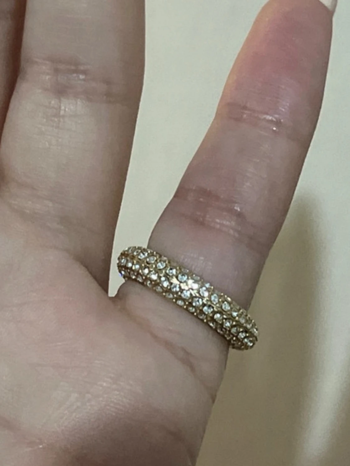 Guldig ring med stenar från EMILI - 5