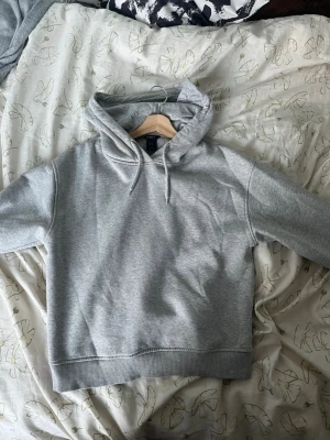 Grå hoodie - En basic grå hoodie från Lindex men luva och snören. Jättefin och jätteskön.