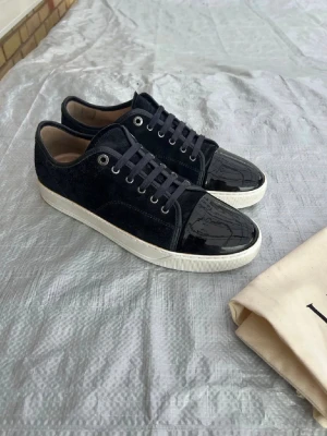 Lanvin skor - Säljer ett par mörkblåa lanvin skor som är i storlek 42 ( uk8) men passar också 43. Skorna är i ett riktigt bra skick( se bilder) och har en stilig look. Priset går att diskuteras. Endast skorna medföljer. Obs, sulkräm har använts. Hör gärna av er vid frågor eller funderingar