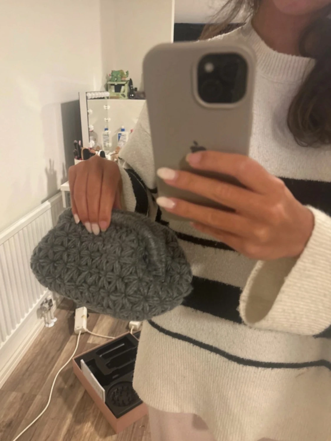 Grå virkad clutchväska  - 1