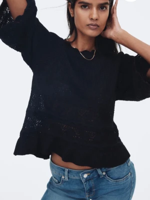 Svart stickad tröja med vida ärmar - Svart stickad tröja från Monki med vida trekvartsärmar och vågig kant vid ärmslut och nederkant. Tröjan har ett diskret hålmönster och är lite croppad i modellen. Perfekt för lager-på-lager och snygg till jeans. Aldrig använd nypris är 349 kr 