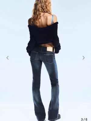 Cheap monday Mörkblå bootcut jeans  - Säljer ett par mörkblå bootcut jeans med snygg tvätt och låg midja. W26 och längd 30 jag är 160 och dom är lite långa för mig jätte lite typ ny köpta med