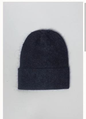 Svart fluffig mössa i ullmix - Säljer en så snygg svart mössa från FWSS. Mössan har en fluffig yta som ger en mysig känsla och som är sååå skön på. Perfekt för kalla dagar och passar till det mesta🖤Endast använd 2 gånger, så är i nyskick. Går inte längre att köpa! Köpt för 1000 kr. 