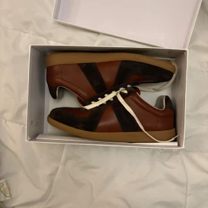 Maison Margiela gats - Feta vinröda gats i mycket bra skick! Inga defekter, allt og hänger med. Hör av er vid intresse!