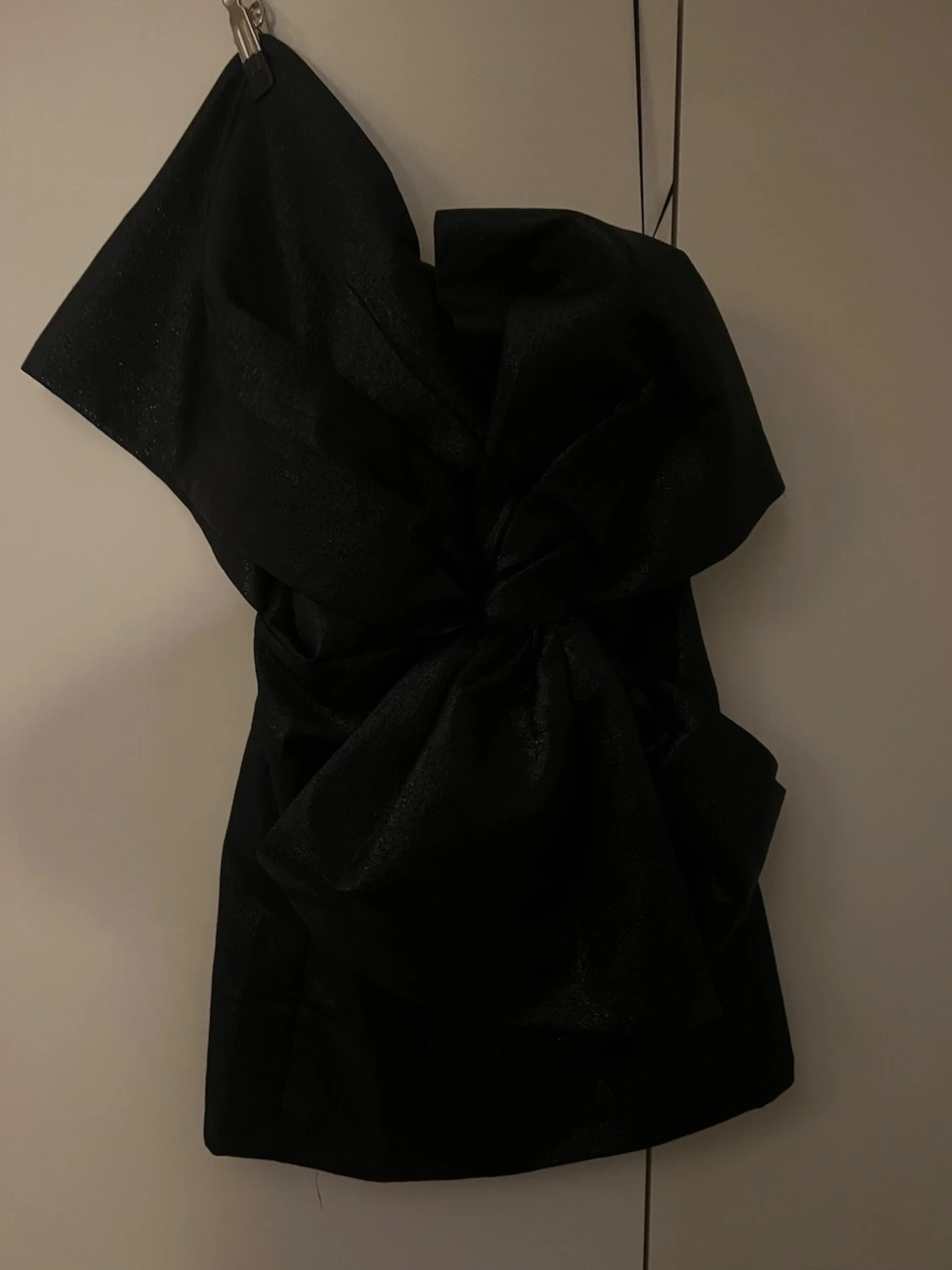 Svart one shoulder klänning med stor rosett - 1