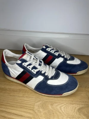 Gucci Screener sneakers — storlek 42 - Gucci Screener sneakers – storlek 42  Säljer ett par Gucci Screener i storlek 42. En klassisk och populär modell från Gucci.  Skorna är nyligen noggrant rengjorda. Fint använt skick med normalt bruksslitage på sulorna. Ovandelen och detaljerna är väl omhändertagna och fräscha.  Ett utmärkt val för dig som vill ha äkta designer-sneakers till bättre pris än nypris.  Nypris ca 7 000 kr. Pris: 1 999 kr  Skickas mot frakt eller möts upp enligt överenskommelse. Fler bilder kan skickas vid intresse.