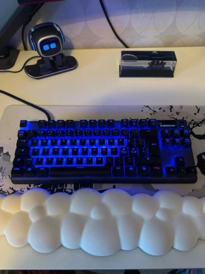 SteelSeries Apex Pro TKL gaming keyboard  - SteelSeries Apex Pro TKL gaming keyboard är ett kompakt, mekaniskt tangentbord med RGB-belysning och programmerbara makrotangenter. Tangentbordet är i gott skick, med tydlig belysning och inga defekter. Perfekt för gaming och produktivitet, med justerbar aktiveringspunkt för varje tangent.