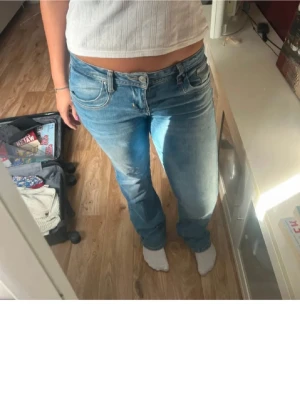 Ljusblåa jeans från LTB, modell Valerie - Säljer ett par ljusblå jeans från Ltb som är köpta här på plick då de är för stora, jätte bra skick! Aldrig använda💗(Lånade bilder!)