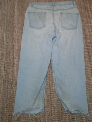 Ljusblå jeans från ASOS DESIGN - Ljusblå baggy jeans jag gärna vill bli av med.  De sitter bra och är bra skick. 