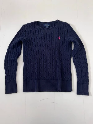 Mörkblå kabelstickad tröja Polo Ralph Lauren - Tveka inte att skriva vid funderingar om passform, pris etc. Knappt använd och är i 8/10 skick🙌 