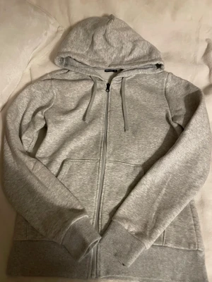 Grå zip hoodie  - Säljer denna russemerch liknande tröja. Jätte mysig och har en ganska tajt passform. Ingen anning vart den är ifrån de står bara TAKE OFF