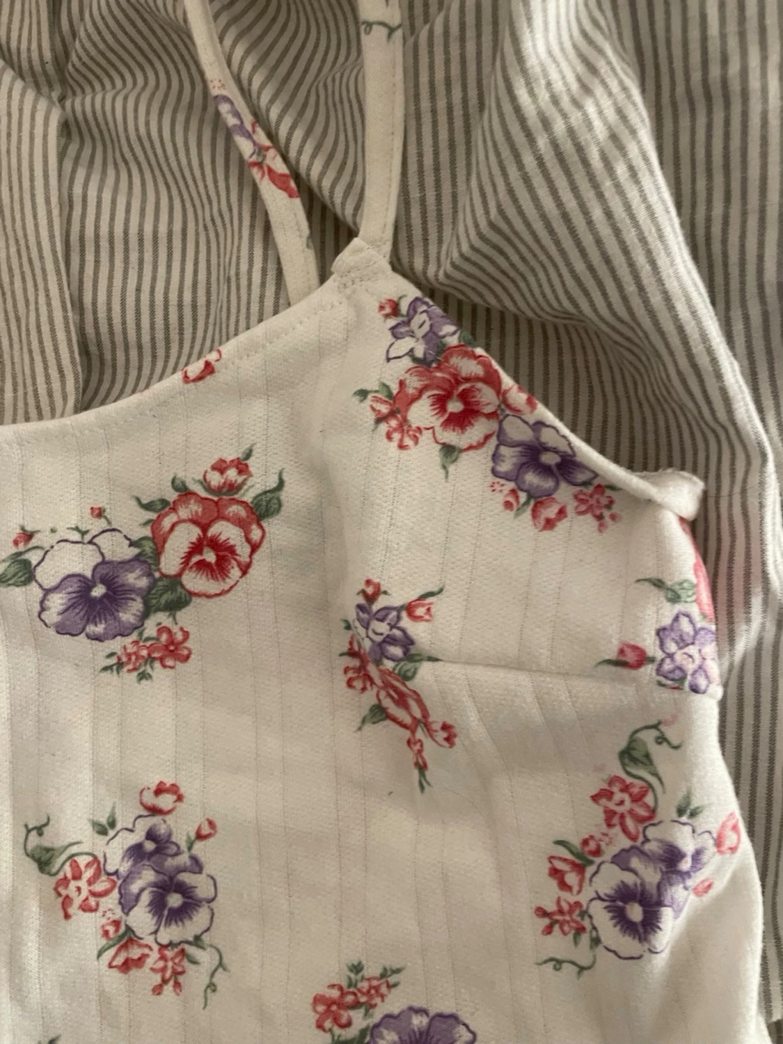 Vit blommig linnetopp med smala band - 2