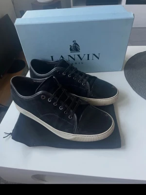Lanvin - Säljer ett par Lanvins i uk 11 vilket motsvarar ca 45. Relativt bra skick, låda o dustbag fås med. Säljes då de ej används längre. Hör av dig vid funderingar!// Ville 