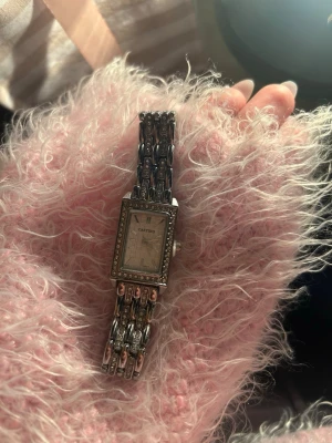 Silver klocka - Säljer en silver klocka som är otrologt fin, har aldrig använt den, då den är för stor, (det går att fixa)