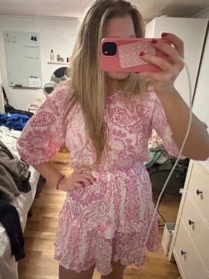 Klänning Zara  - Sueprfin klänning från Zara 