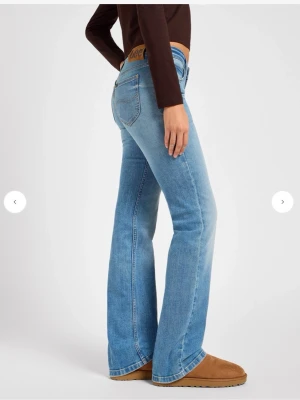  Lee jeans  - Säljer ett par ljusblå Lee Jessica jeans med bootcut passform och klassisk femficksdesign. Jeansen köptes för 1100.