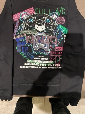 Kenzo hoodie limited - Hej! Denna hoodien är köpt hos Farfetch 2023 och är fortfarande i nyskick! Hör av er vid minsta lilla!