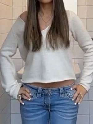 Vit stickad tröja - I jätte bra skick, köpt för 400 på gina jätte gullig och passar till vardagen osv