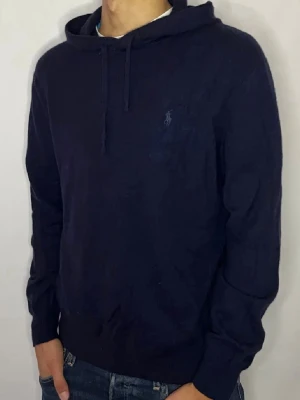 Ralph lauren kashmir hoodie  - Tjena! Säljer nu denna extremt snygga 100% Kashmir hoodien som är ifrån Ralph lauren. Skick 9/10. Storlek M passar M/S. Modellen på bilden är 182cm. Pris 1999kr. Hör gärna av er via pm vid frågor eller funderingar;