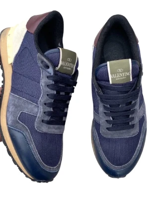 Valentino rockrunners  - Stilrena blå Valentino Rockrunner sneakers i en exklusiv och tidlös design. En ikonisk modell som passar perfekt till både vardag och mer uppklädda outfits. Skorna har en snygg kontrast med beige häl på den nedre delen och vinröd detalj på den övre delen av hälen.  • Tillbehör: Original dustbag ingår. 💰 Pris: 1300 kr  📦 Skickas snabbt och packas noggrant 💬 Hör av dig vid frågor eller om du vill ha fler bilder 🤝 Rabatt vid snabb affär eller paketköp