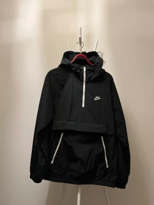 Nike Anorak - Helt oanvänd Nike Anorak som bara har legat i garderoben och samlar damm. Inköpspris/Nypris 800:- 