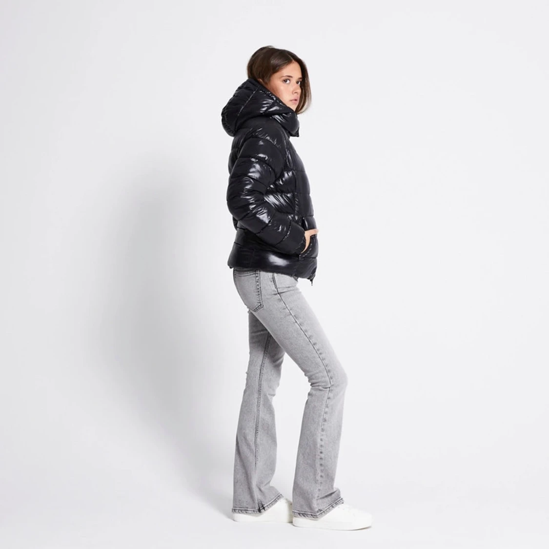 Svart glansig pufferjacka med huva - 1