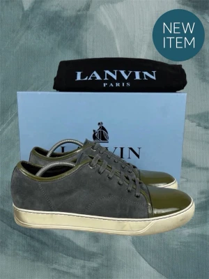 Lanvins - Tja! Säljer mina Lanvins i en fet färgkombo. De har en grå-grön nyans. Färgen sticker verkligen ut på helt rätt sätt – den är unik nog att folk lägger märke till dem, men samtidigt så pass diskret att de funkar till typ allt i garderoben. Jag släpper dem till ett riktigt överkomligt pris då det finns två små defekter. Inget man märker när man väl har på sig dem.                                                                       Hör av dig i DM vid frågor! (Box ingår ej, se defekter sid 1-2**)