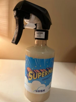 Super Milk Glitter Mist Lush - Super Milk Glitter Mist från Lush luktar jättegott men kommer inte till användning använt 4-5 spray så nästan allt är kvar kostar från början 285 kr köpt för 5 månader sedan förvarad mörkt och svalt pris kan diskuteras💓
