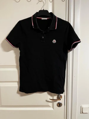 Moncler Piké - Använd ett par gånger inga spår av användning eller skador priset är diskuterbart vid snabb affär 