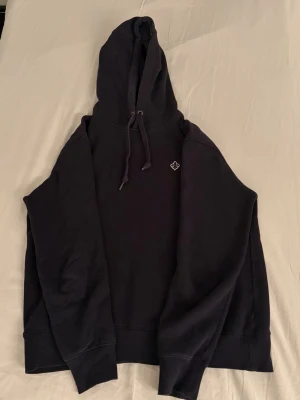 Morris hoodie - Blå morris hoodie i modellen Lily. Den är i ok skick, den är lite sliten i färgen på vissa ställen men inga hål eller liknande
