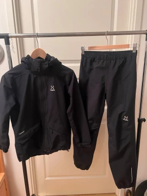 Haglöfs Mila - Juniorskaljacka & Juniorskalbyxor - Haglöfs juniorskaljacka och juniorskalbyxor i modellen Mila. Vattentäta, slitstarka och andningsbara. Sparsamt använda och i fint skick. Nypris för båda plaggen: 2500kr. Båda plaggen storlek 152.