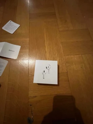 Helt nya aiiir pods 4 - Helt nya aiiir pods 4 oööpnad får ni de ingår papper och usbkabel laddare alltså och den har många funktioner tex om du har iPhone kopplar du den direkt kommer den registreras i hitta appen så du kan spåra den så den ej blir borta osv och ni kan kolla serienummer för bevis till äkta