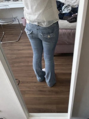 True religion jeans - Perfekt passform och superbekväma! Sitter snyggt över höfter och ben och ger en smickrande siluett. Lätta att matcha – ett par jeans man verkligen vill bära om och om igen