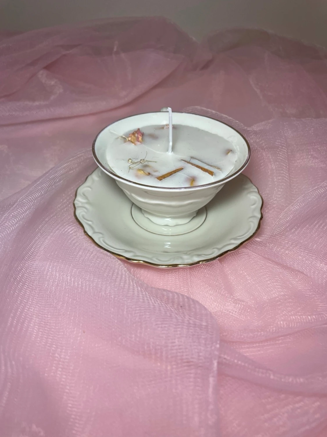 Doftljus i en tekopp i en vit färg med torkade blommor och kanel  - 1