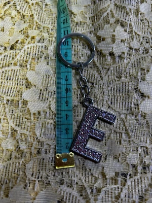 Stor Bokstav Nyckelring med Strass  - 65kr/st 