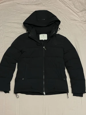 PS of Sweden jacka - En marinblå vinterjacka i storlek S från PS of Sweden🌟jackan har avtagbar luva och inga defekter. Köptes för ett år sen för runt 1500kr och har använts fåtal gånger. Lämna prisförslag!