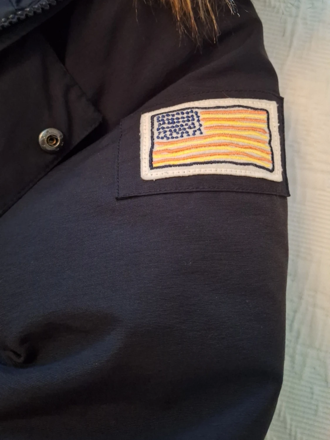 Svart parkasjacka med fuskpäls - 3