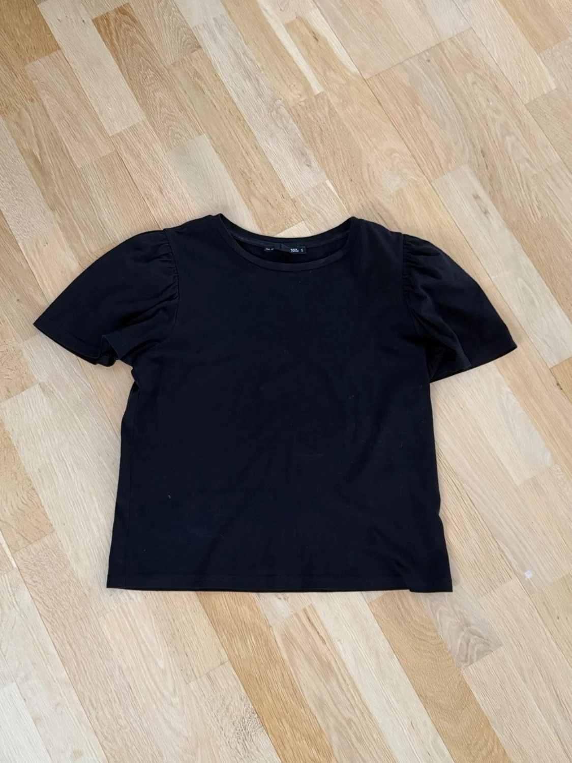 Svart topp med puffärm