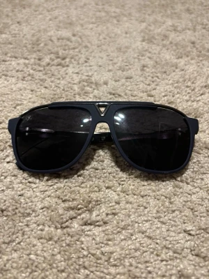 Louis vuitton Solglasögon  - Feta Louis Vuitton solglasögon, riktigt snygga till sommaren för att frächa upp din look🏖️