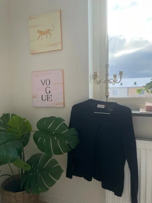 Marinblå kofta från Park Lane, strl 34 - Marinblå, klassisk kofta från Park Lane i storlek 34. Rund halsringning, långa ärmar och knäppning med bruna knappar framtill. Mjuk och tunn stickad bomullskvalitet som är enkel att matcha med olika outfits.