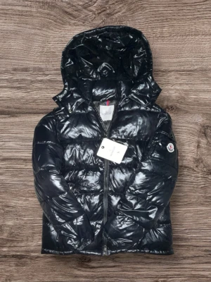 Moncler Maya  - Moncler maya helt ny färgen är svart, inte använd kommer med alla tags, Priset är prutat och klart först till kvarn!