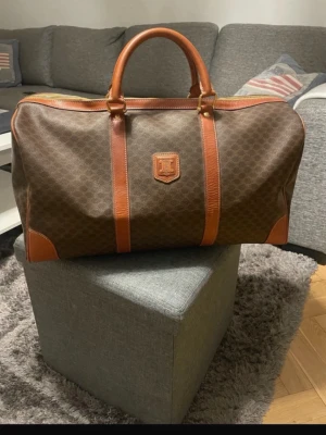 Celine paris vintage bag- äkta - En celine paris vintage bag. Aldrig använd. Köpt för 13999 på kaspersheat. Verifikat finns