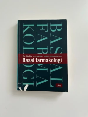 Basal farmakologi av Per Norlén  - Bok: ”Basal farmakologi” av Per Norlén, 2004. Lite slitet omslag, men inlagan är i fint skick. Nypris 813:-.  ISBN 91-47-05116-7  Hämtas i Stockholm eller skickas mot porto. Perfekt för dig som pluggar till läkare, sjuksköterska eller biomedicin! Basal farmakologi ger en tydlig översikt av läkemedel och deras effekter på kroppen. Boken är rikt illustrerad och innehåller sammanfattningar som gör det lättare att plugga. 