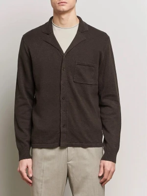 Filippa K tröja - Säljer en brun stickad kofta från Filippa K i storlek S. Koftan är tillverkad i en mjuk blandning av ekologisk bomull och linne, har långa ärmar, klassisk krage, bröstficka och knäppning framtill. Perfekt för lager på lager under höst och vår.