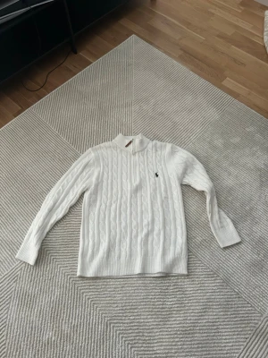 Vit stickad half zip tröja Polo Ralph Lauren - Liten skada på zippen. Men syns knappt.