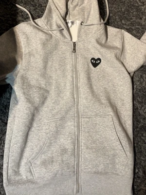 Comme des garcons zip kofta - Inga defekter perfekt skick helt oanvänd kommer med några lappar också perfekt grå kofta med ett svart detaljerat hjärta
