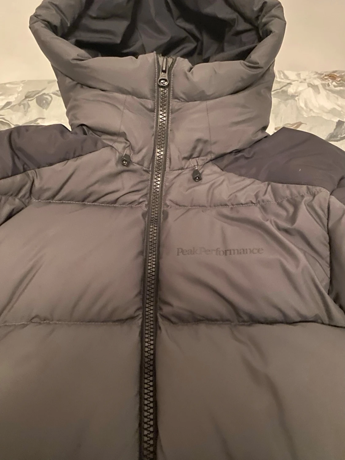 Mörkgrå Peak Performance pufferjacka - 1